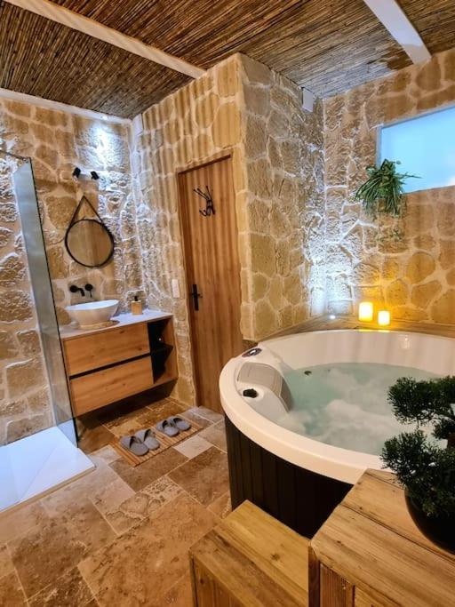 Les Spas De La Mer, Suite & Spa, Love Room, Plein Coeur Du Grau Le Grau-du-Roi Exterior photo